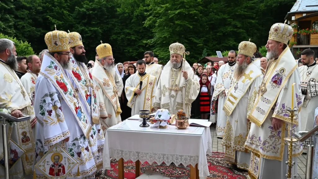 Mitropolitul Laurențiu al Ardealului a sfințit lăcașul de cult al Schitului hunedorean Cucuiș