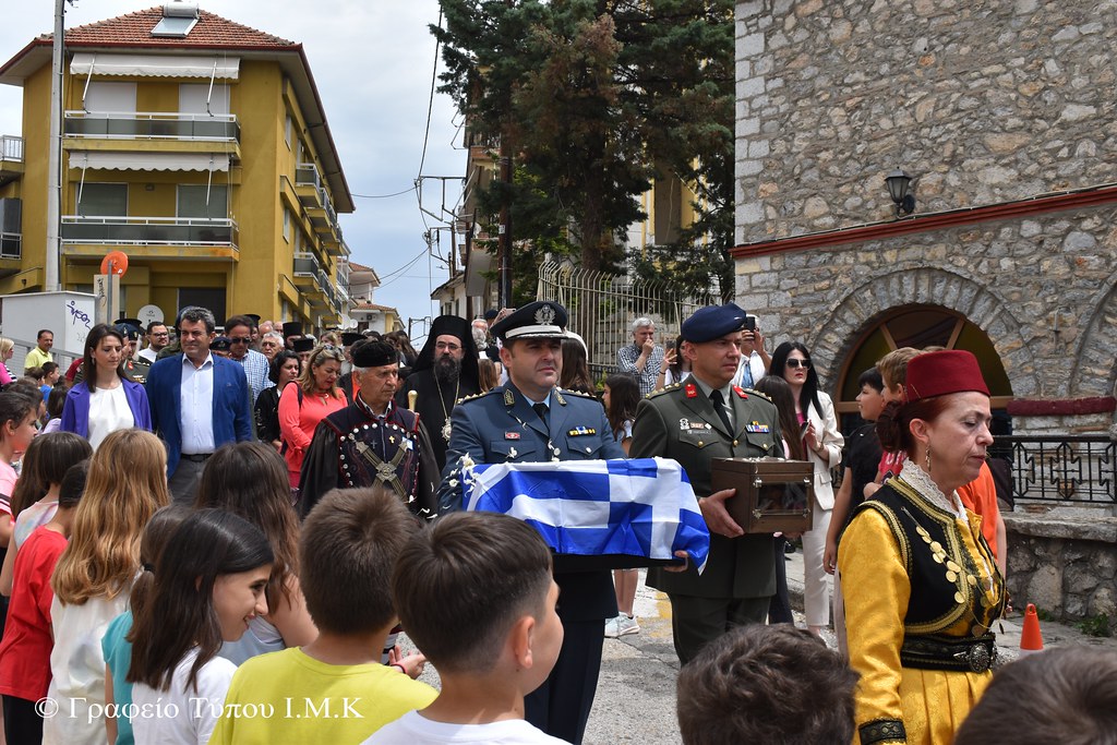 Καστοριά: Προσωρινή μεταφορά οστών Παύλου και Ναταλίας Μελά – Το μήνυμα του Μητροπολίτη προς τα παιδιά για την Ελευθερία της Πατρίδος