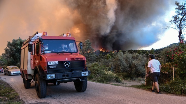 Μάχες με επικίνδυνες πυρκαγιές σε όλη τη χώρα