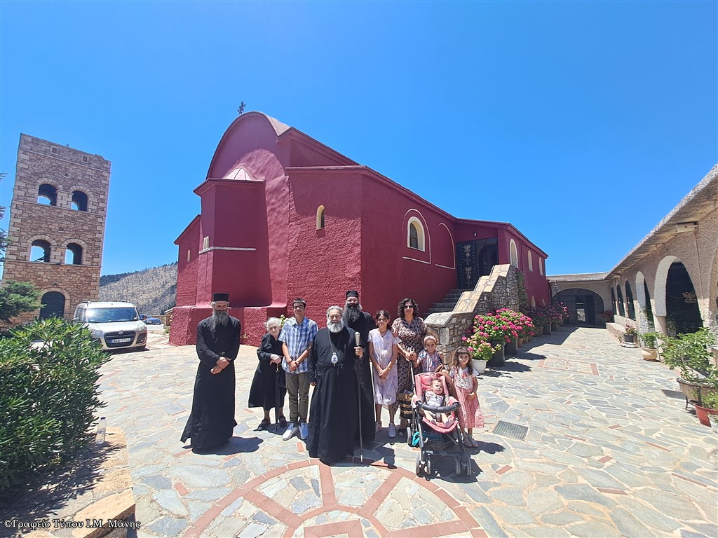 Επίσκεψη ιερατικής οικογένειας στην Ιερά Μητρόπολη Μάνης