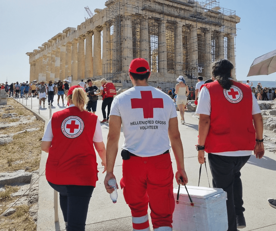 Ελληνικός Ερυθρός Σταυρός: Έκτακτες δράσεις υποστήριξης και ενημέρωσης των επισκεπτών της Ακρόπολης λόγω καύσωνα