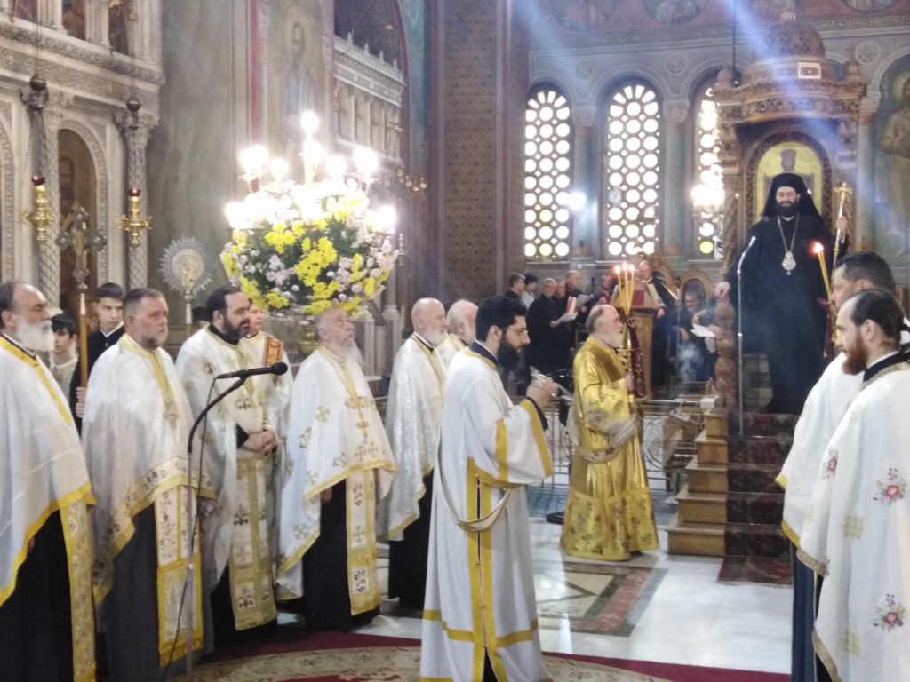 Ευλαβική προσευχή για τον Ιαματικό Αγιομάρτυρα Παντελεήμονα στον ομώνυμο ναό της Αχαρνών