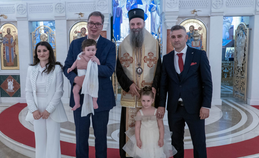 Ο Πατριάρχης Σερβίας βάφτισε τον μικρό Λάζαρο από το Κοσσυφοπέδιο και τα Μετόχια