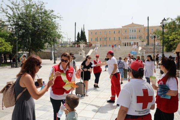 Ο Ελληνικός Ερυθρός Σταυρός πραγματοποιεί έκτακτες δράσεις υποστήριξης πολιτών εξιατίας των υψηλών θερμοκρασιών