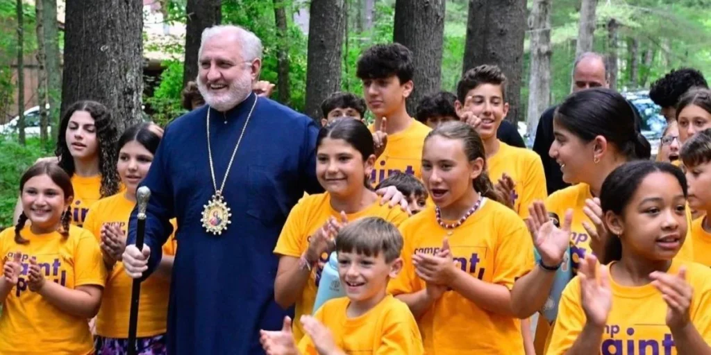 Ο Αρχιεπίσκοπος Ελπιδοφόρος επισκέπτεται την κατασκήνωση Αγίου Παύλου