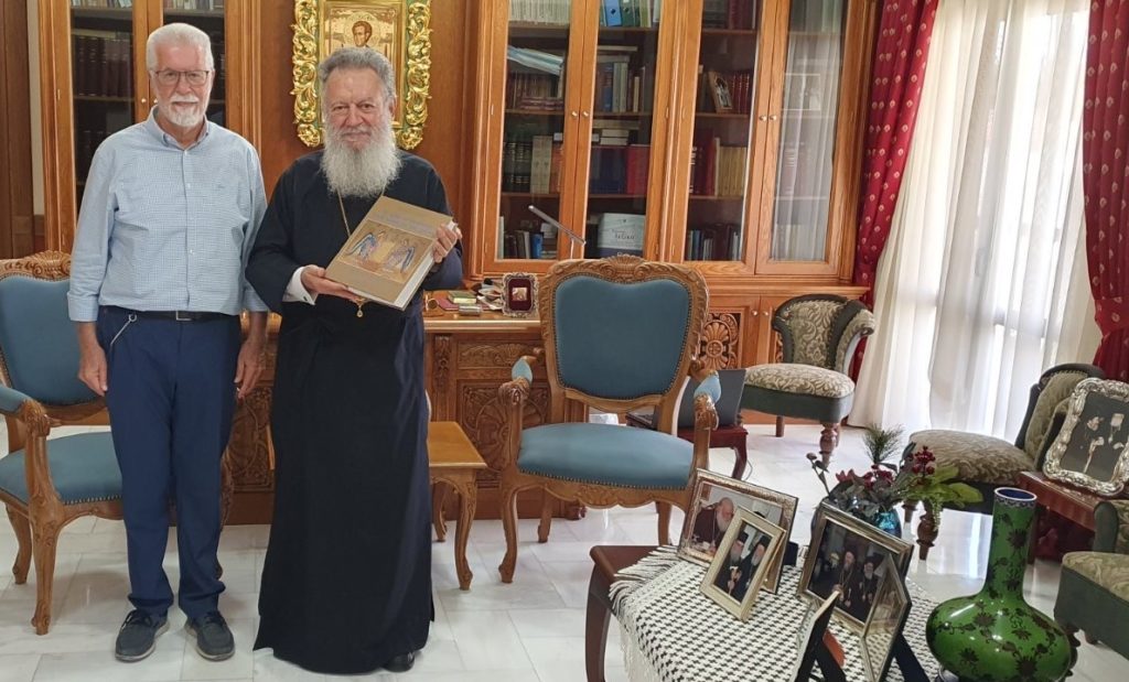 Ο Χριστοφόρος Σωφρονίου επέδωσε το νέο του βιβλίο στον Μητροπολίτη Χαλκίδος
