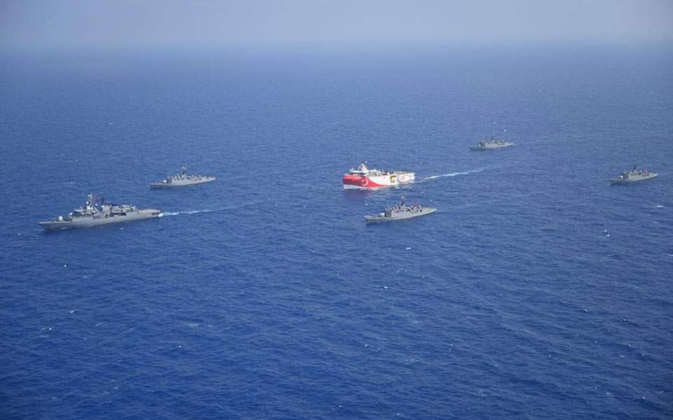 Κλιμακώνει την ένταση στην Κάσο η Τουρκία με 5 πολεμικά πλοία