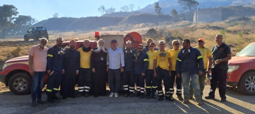 Ο Μεσογαίας Νικόλαος στο πλευρό των Εθελοντών Πυροσβεστών στη φωτιά της Κερατέας