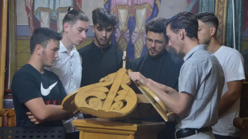 Adolescenții sunt așteptați să învețe muzică psaltică în tabăra organizată de Episcopia Hușilor la Mănăstirea Bujoreni