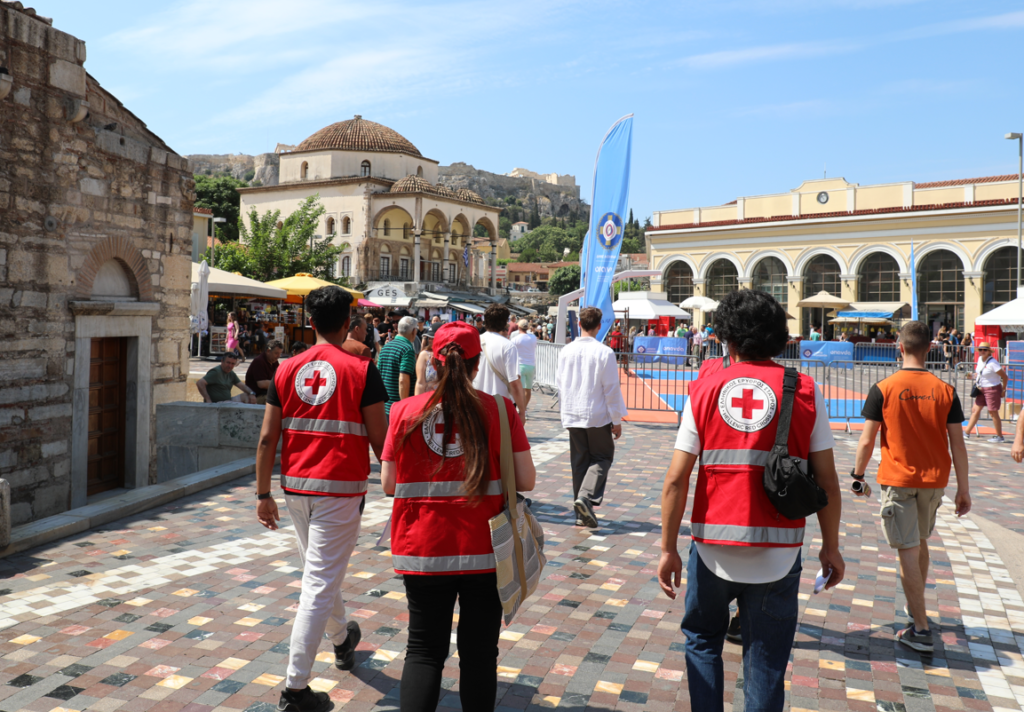 Ο Ελληνικός Ερυθρός Σταυρός πραγματοποιεί έκτακτη δράση ενεργητικής προσέγγισης αστέγων στο κέντρο της Αθήνας λόγω καύσωνα
