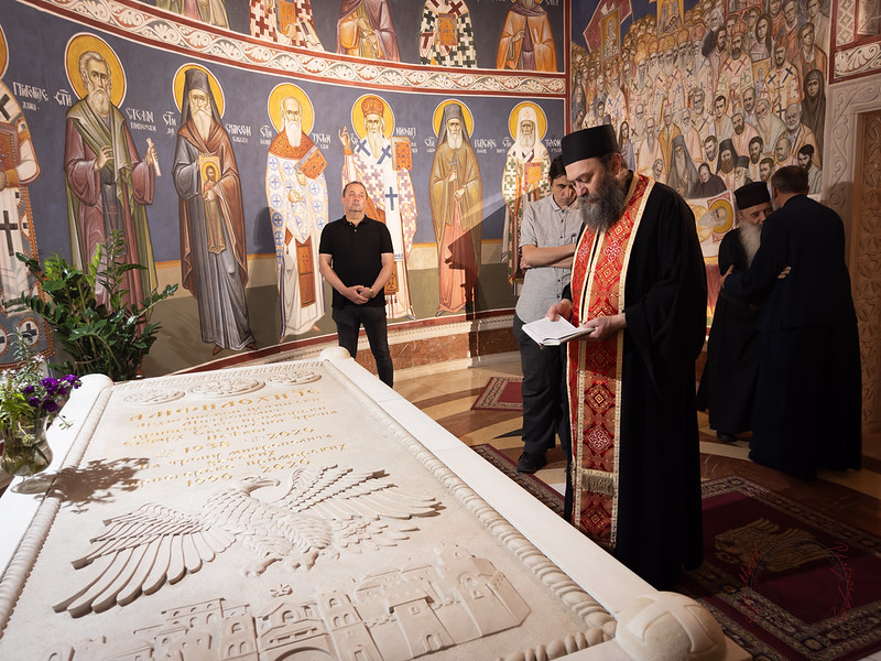 Τρισάγιο στον τάφο του Μητροπολίτη κυρού Αμφιλοχίου από τον Καθηγούμενο της Μονής Χιλανδαρίου (ΦΩΤΟ & ΒΙΝΤΕΟ)