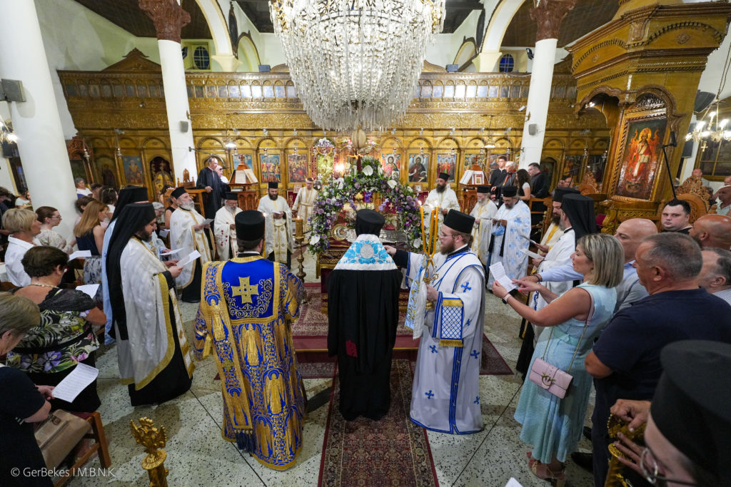 Εγκώμια και λιτανεία του Επιταφίου της Παναγίας στη Νάουσα (ΦΩΤΟ)