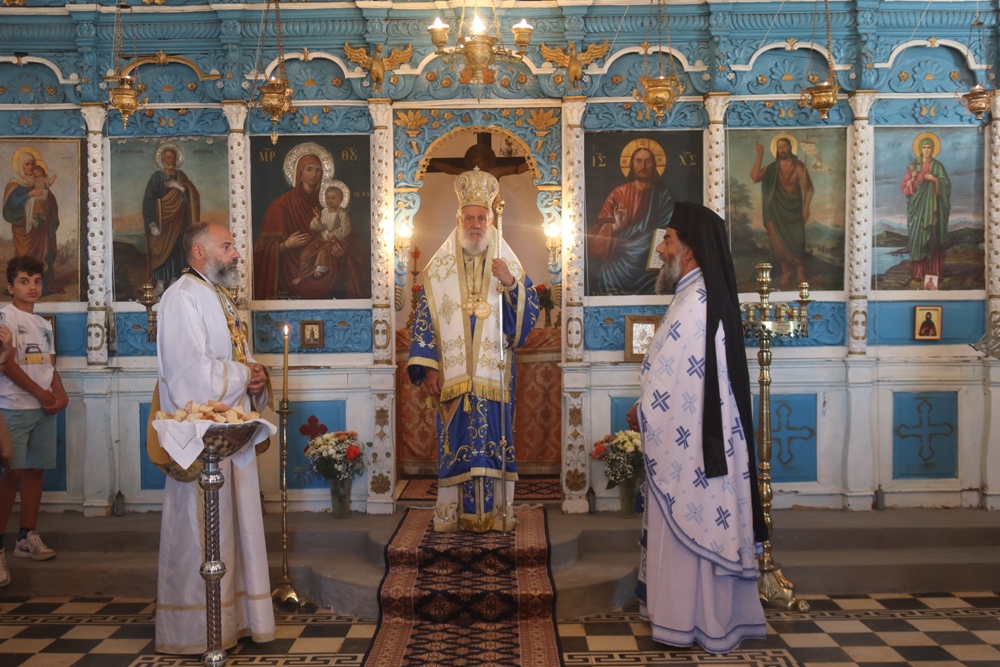 Στην απομακρυσμένη Ενορία του Αγίου Πέτρου στην Άνδρο ιερούργησε ο Μητροπολίτης Σύρου