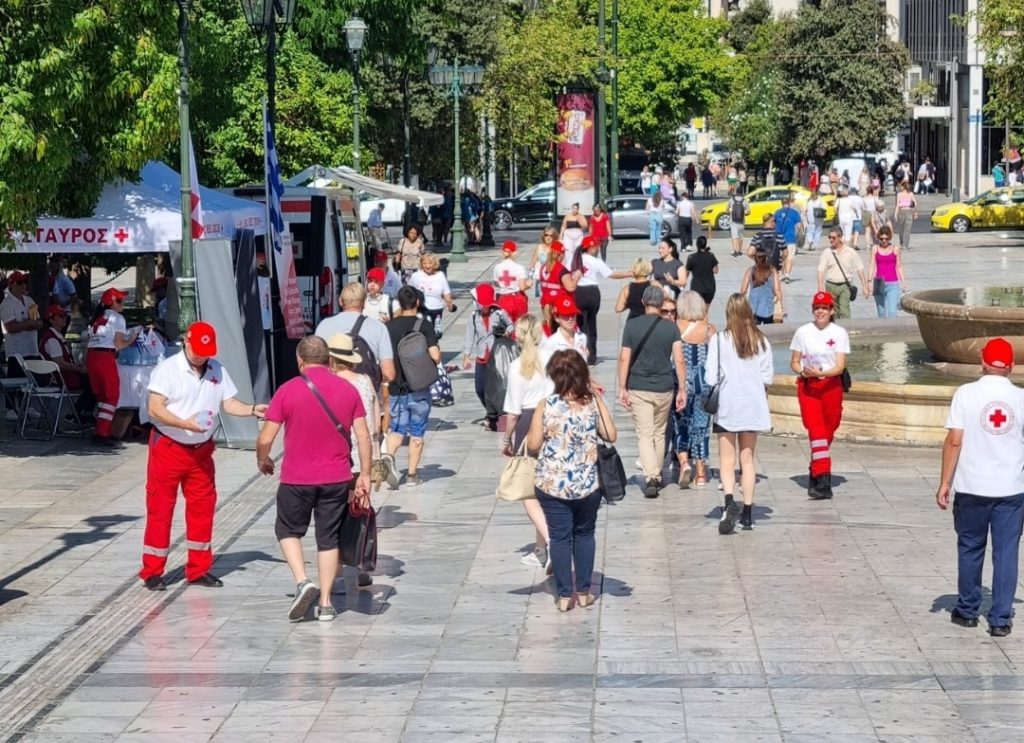 Ο Ελληνικός Ερυθρός Σταυρός ενίσχυσε τους πολίτες στο κέντρο της Αθήνας λόγω των υψηλών θερμοκρασιών
