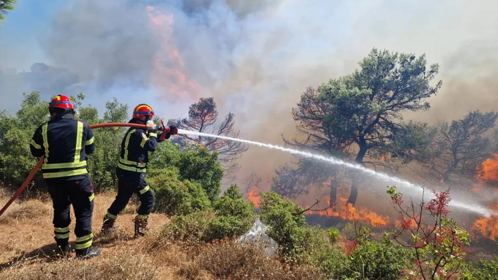 Mănăstirile grecești Nea Makri și Penteli, evacuate. Pompierii români luptă cu incendiile din zonă