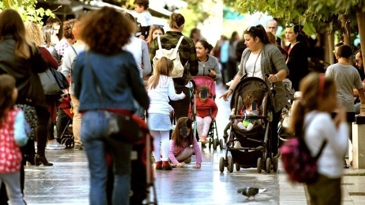 Αύξηση του επιδόματος τέκνων μελετά η κυβέρνηση