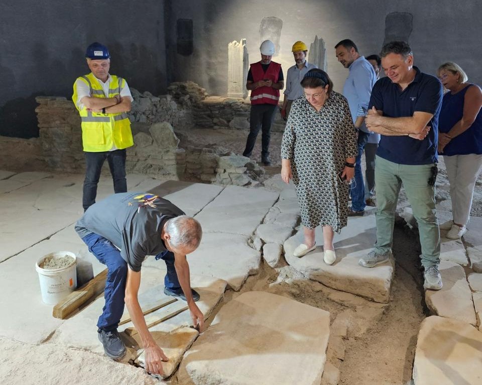 Παρουσία της Λίνας Μενδώνη ολοκληρώθηκε η επανατοποθέτηση των αρχαιοτήτων στον σταθμό Βενιζέλου του μετρό Θεσσαλονίκης