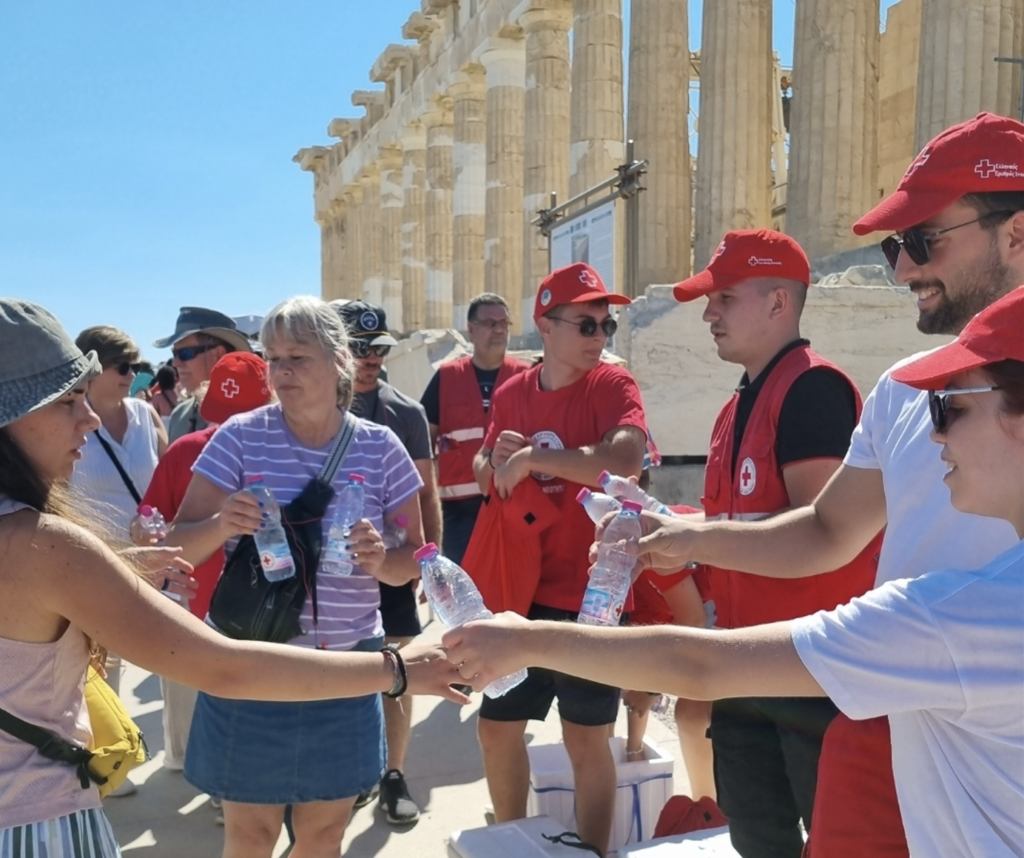 Ο Ελληνικός Ερυθρός Σταυρός διένειμε 2.000 μπουκάλια εμφιαλωμένο νερό στους επισκέπτες της Ακρόπολης