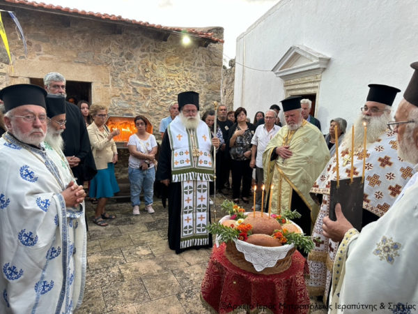 Ο Αρχιερατικός Εσπερινός στον πανηγυρίζοντα Ιερό Ναό Αγίας Σοφίας Αρμένων Σητείας