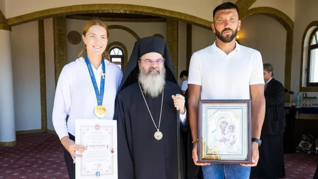 Canotoarea Adriana Adam, medaliată cu aur la JO 2024, a primit Crucea „Maria Costachi” a Episcopiei Hușilor