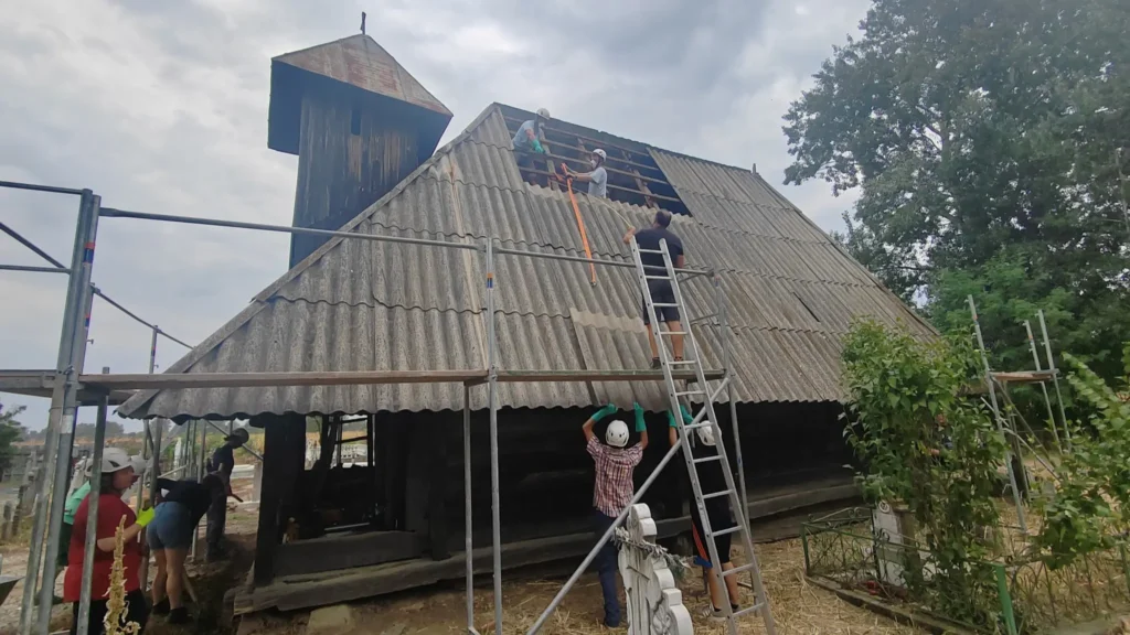 Au început lucrările de restaurare a bisericii monument istoric din Căpățânești