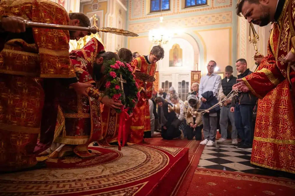 Ύψωση Τιμίου Σταυρού στην Εκκλησία της Πολωνίας