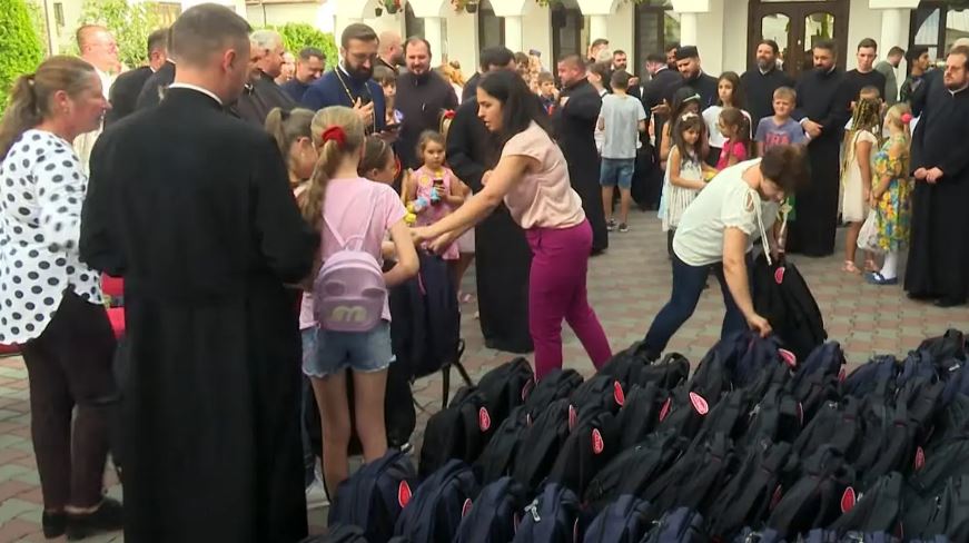 Ρουμανία: Πάνω από 450 παιδιά έλαβαν σχολικές τσάντες με τη συμβολή της Εκκλησίας