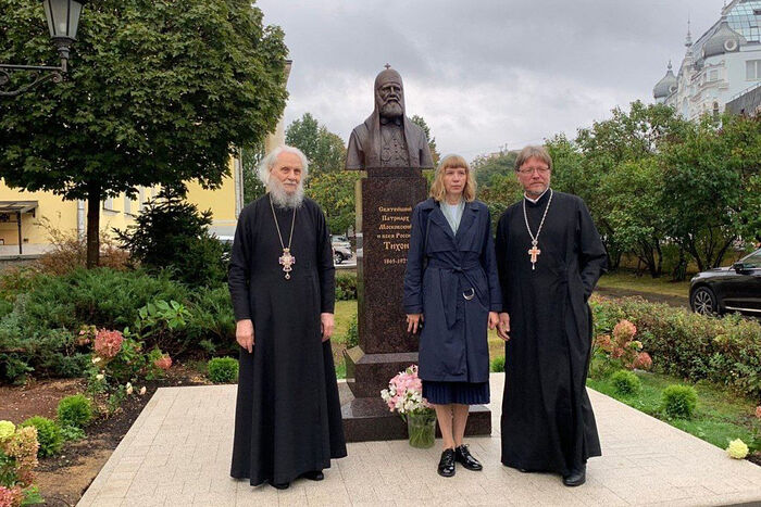 Памятник Патриарху Тихону установили на территории храма Вознесения Господня у Никитских Ворот г. Москвы