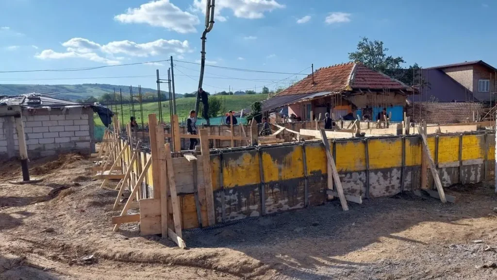 Episcopia Hușilor reconstruiește casele mai multor familii afectate de inundații