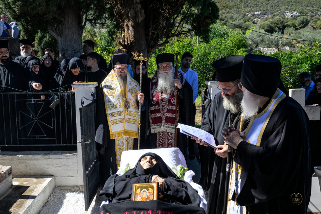 Εξόδιος Ακολουθία μακαριστής Ηγουμένης Μονής Ταξιαρχών Επιδαύρου, μοναχής Μακαρίας (ΦΩΤΟ & BINTEO)