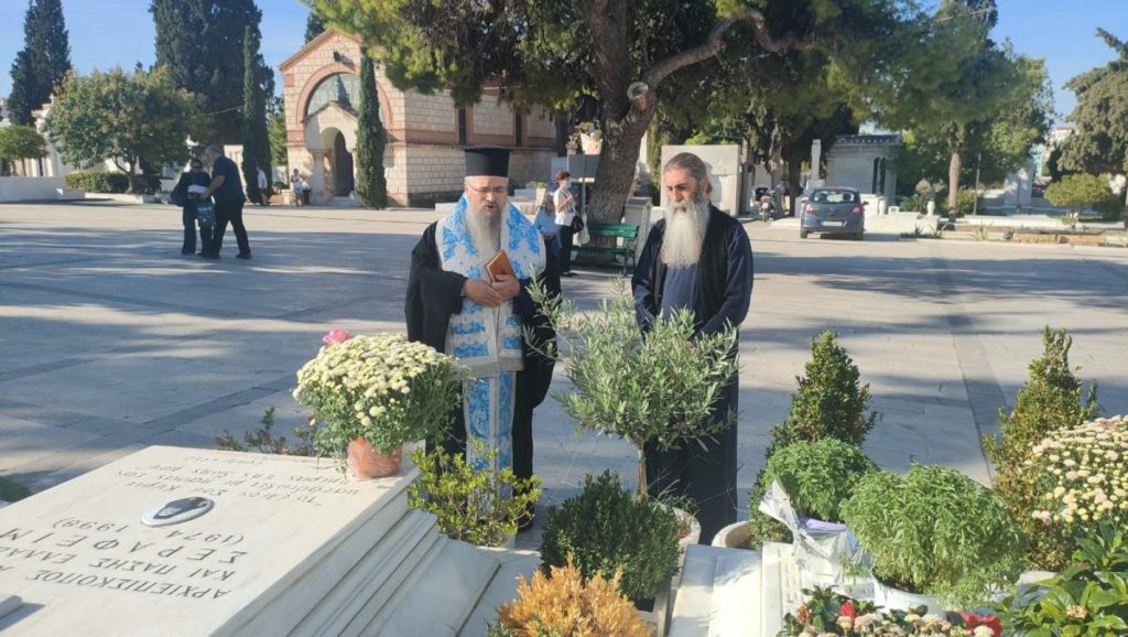 Τρισάγιο για τους μακαριστούς Αρχιεπισκόπους Αθηνών Σεραφείμ και Χριστοδούλου από τον Λευκάδος Θεόφιλο