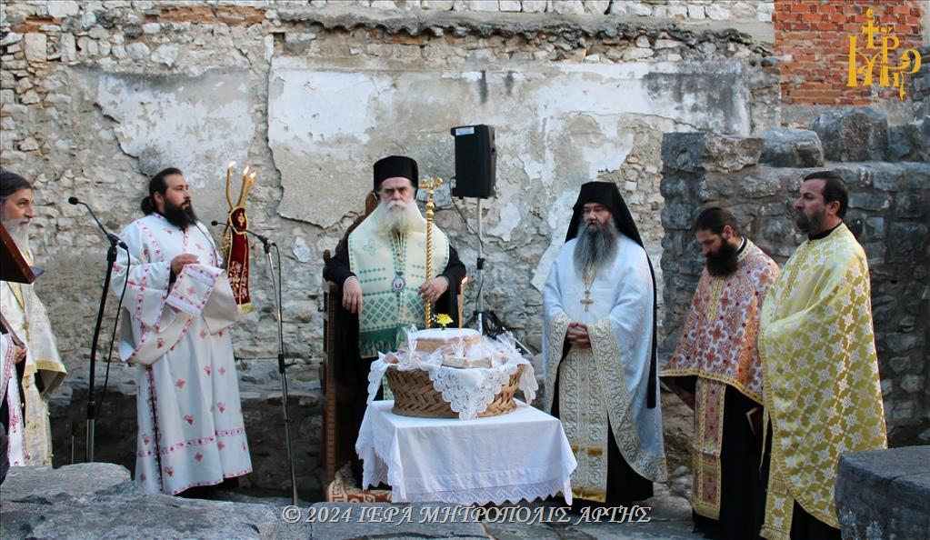 Στον πανηγυρίζοντα ερειπιώδη Ιερό Ναό Ευαγγελιστού Λουκά Άρτης ο Μητροπολίτης Καλλίνικος