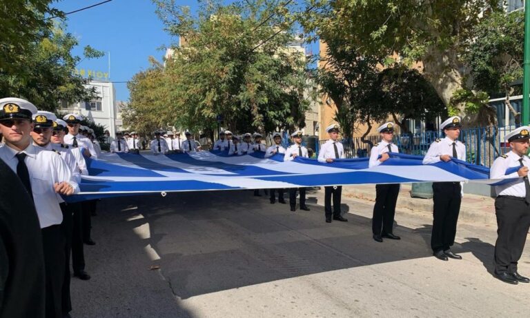 Υψώθηκε η τεράστια γαλανόλευκη στο λιμάνι της Χίου