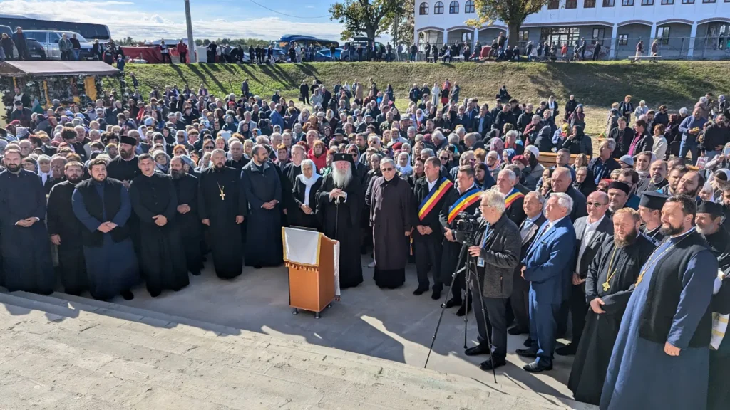 Sute de pelerini au participat la hramul Mănăstirii Dobrești, ctitoria Patriarhului Daniel