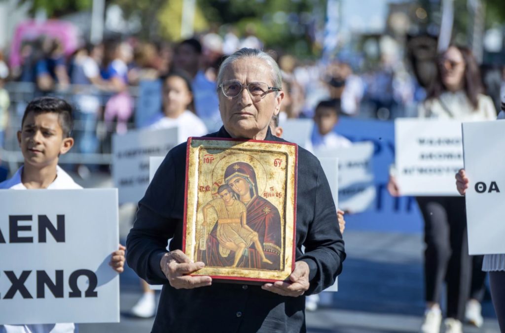 Κρατώντας την εικόνα της Παναγίας παρέλασε στη Λεμεσό η γυναίκα σύμβολο της Κύπρου