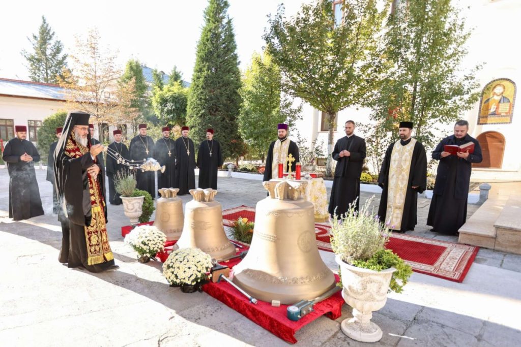 Καθαγιασμός καμπάνων από τον Αρχιεπίσκοπο Μπουζαίου και Βραντσέας