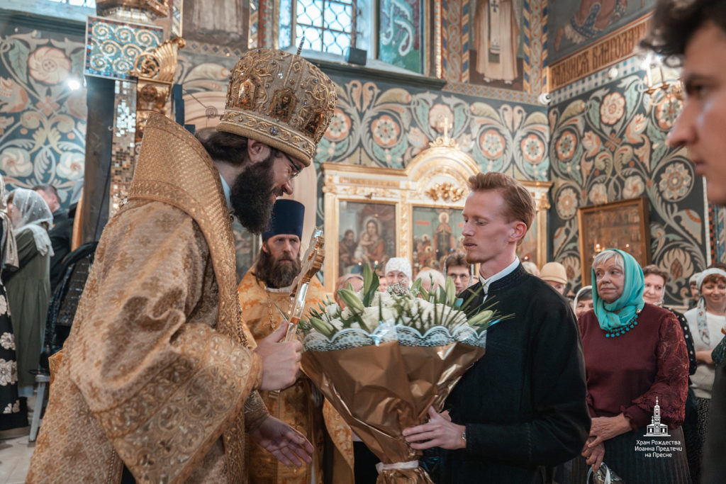 Участники богослужения в Иоанно-Предтеченском храме на Пресне поздравили председателя ОВЦС с 40-летием