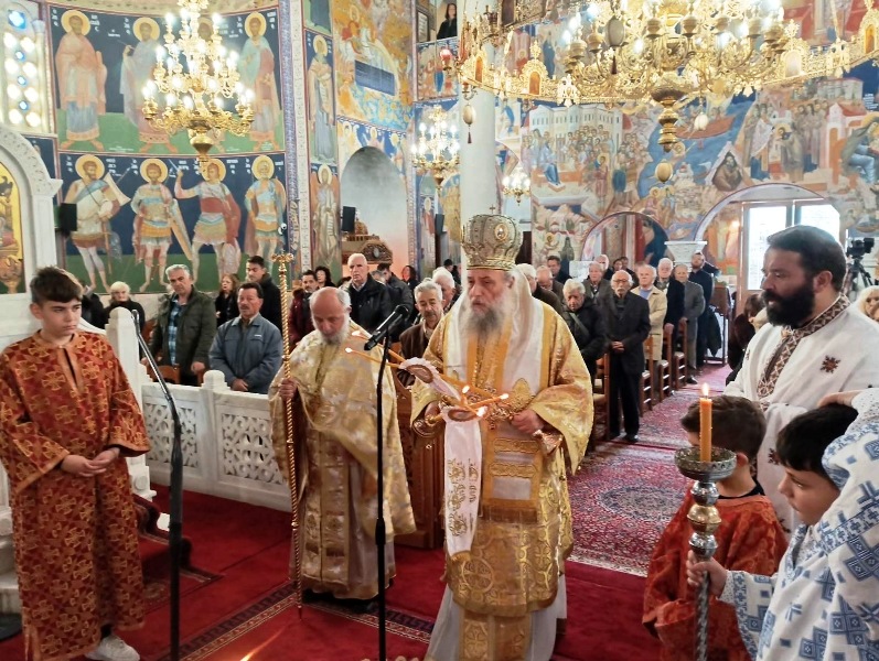 Στον Ιερό Ναό Αγίου Νικοδήμου πόλεως Νάξου ιερούργησε ο Μητροπολίτης Καλλίνικος την Κυριακή ΙΓ’ Λουκά