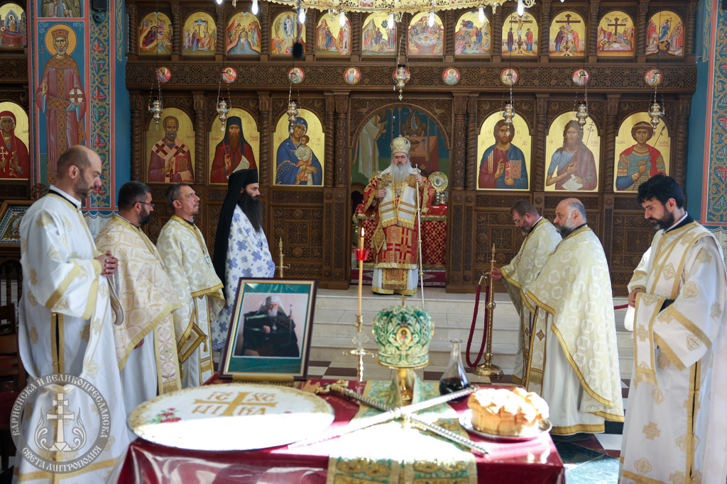 Заупокойна света Литургия и панихида в памет на Българския патриарх Максим във Варна