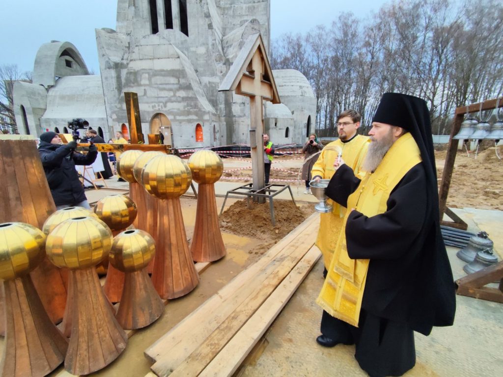 Освящены купола и кресты строящегося храма Вознесения Господня в Бачурине