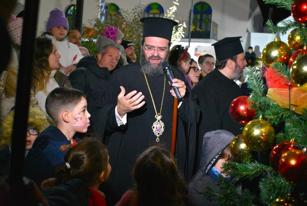 Τα παιδιά των Βρεφονηπιακών Σταθμών της Ι.Μ. Μαρωνείας άναψαν το Χριστουγεννιάτικο δέντρο