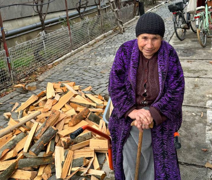 Η Φιλανθρωπική Ομοσπονδία του Πατριαρχείου Ρουμανίας στηρίζει τους ηλικιωμένους αγροτικών περιοχών με καυσόξυλα