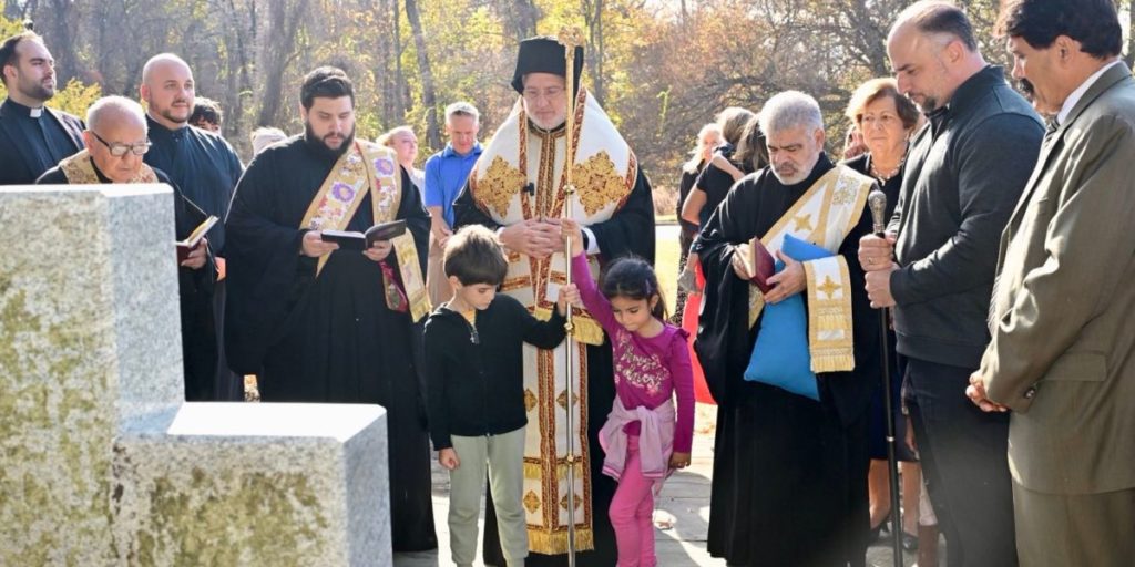 Τρισάγιο στον τάφο του μακαριστού Αρχιεπισκόπου Μιχαήλ τέλεσε ο Αμερικής Ελπιδοφόρος