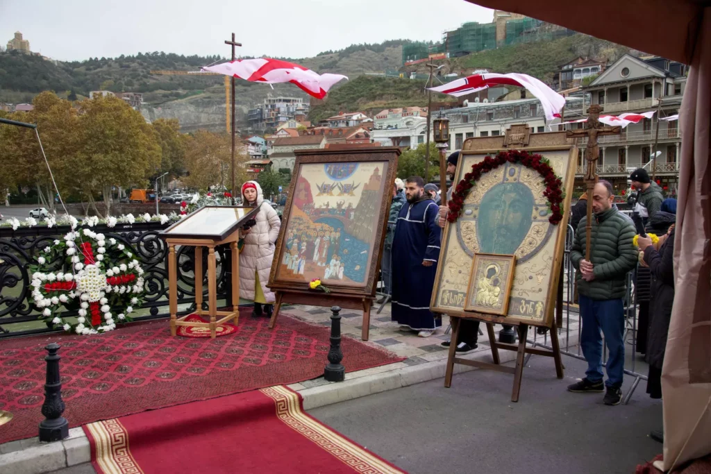 ასი ათასი მოწამის ხსენების დღისადმი მიძღვნილი პარაკლისი და ღონისძიება მეტეხის ხიდზე (ფოტოქრონიკა)