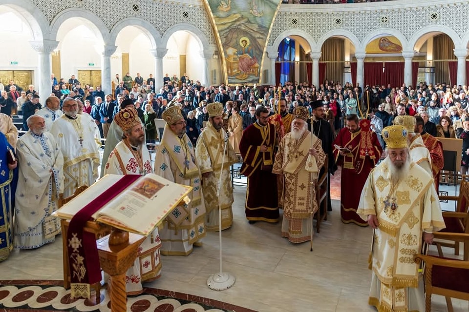 Katedralen e Hirshme të Ngjalljes së Krishtit në Tiranë, të mbushur plot me besimtarë, u hirotonis si Episkop i Krujës Protosigjeli dhe Arkimandriti Anastas