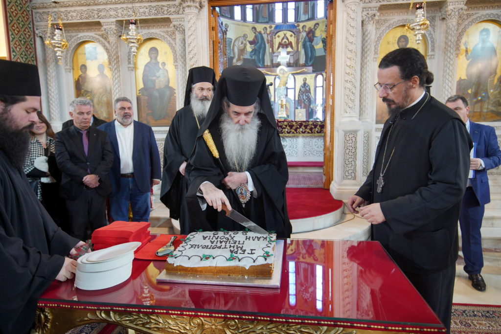 Ευλογία Βασιλόπιτας της Ιεράς Μητρόπολης Πειραιώς, από τον Μητροπολίτη Σεραφείμ – Υποτροφίες σε Φοιτητές