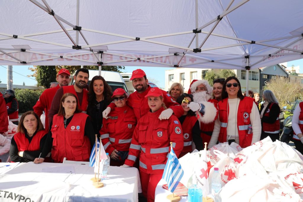 Ο Ελληνικός Ερυθρός Σταυρός προσέφερε εορταστικά γεύματα σε 250 άστεγους συμπολίτες ενόψει Πρωτοχρονιάς