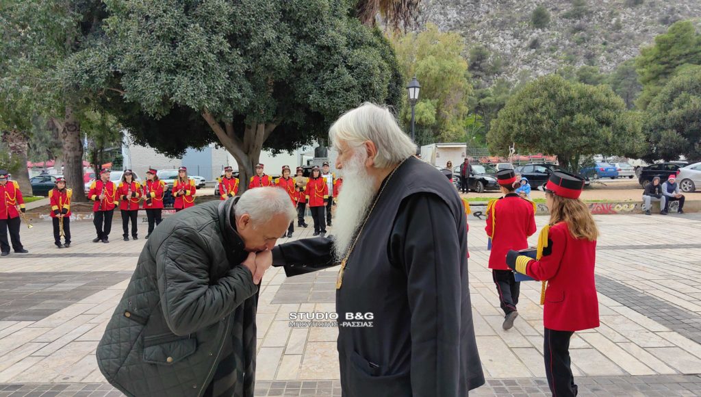 Παραδοσιακά κάλαντα από τη Φιλαρμονική του Δήμου Ναυπλιέων στον Μητροπολίτη Αργολίδος (ΒΙΝΤΕΟ)