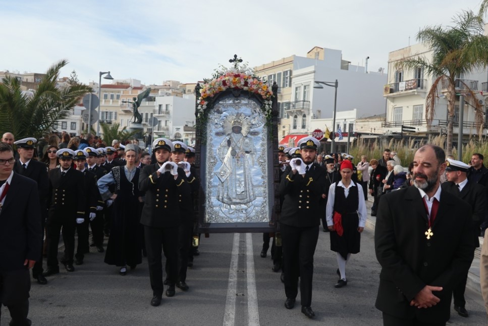 Αρχιερατική Θεία Λειτουργία και Λιτανεία για τον Άγιο Νικόλαο στην Ερμούπολη