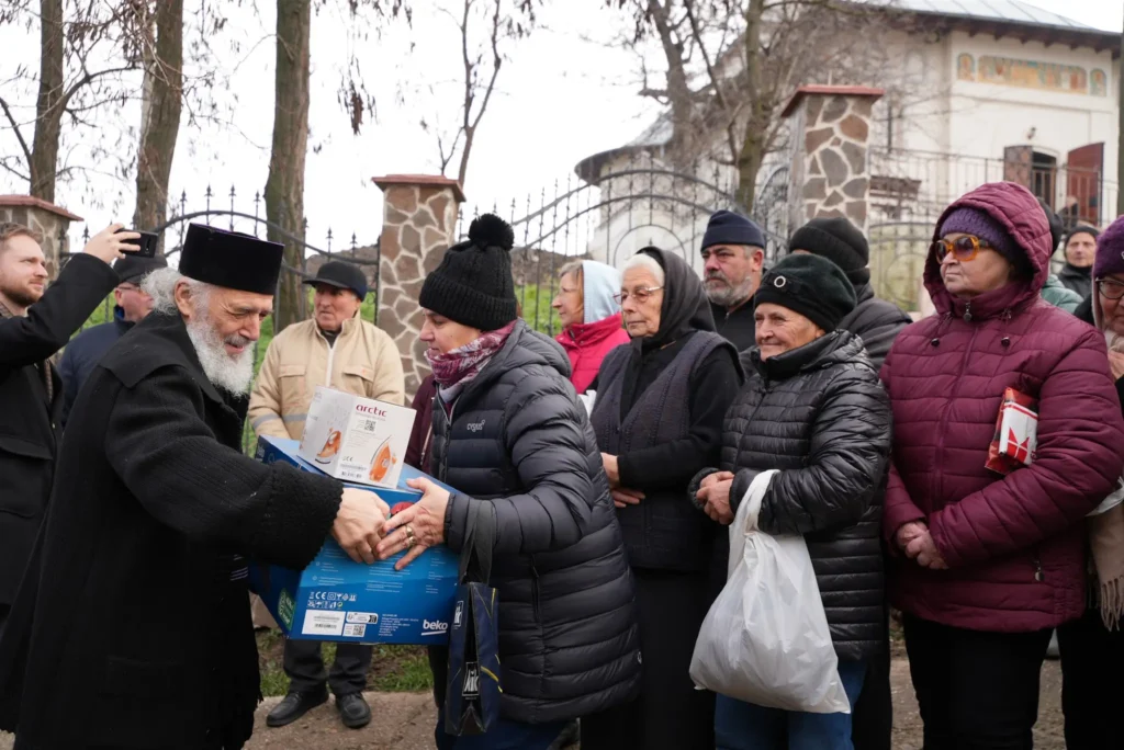 Patriarhia și Arhiepiscopia Dunării de Jos au dăruit gălățenilor sinistrați lemne de foc, electrocasnice și alimente